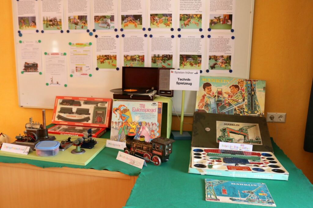 Spielzeugausstellung bei Klasse 2