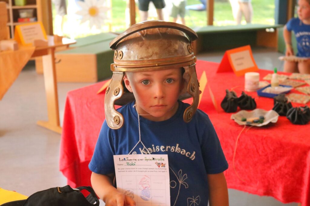 Junge mit Römerhelm bei der Ausstellung in Klasse 4