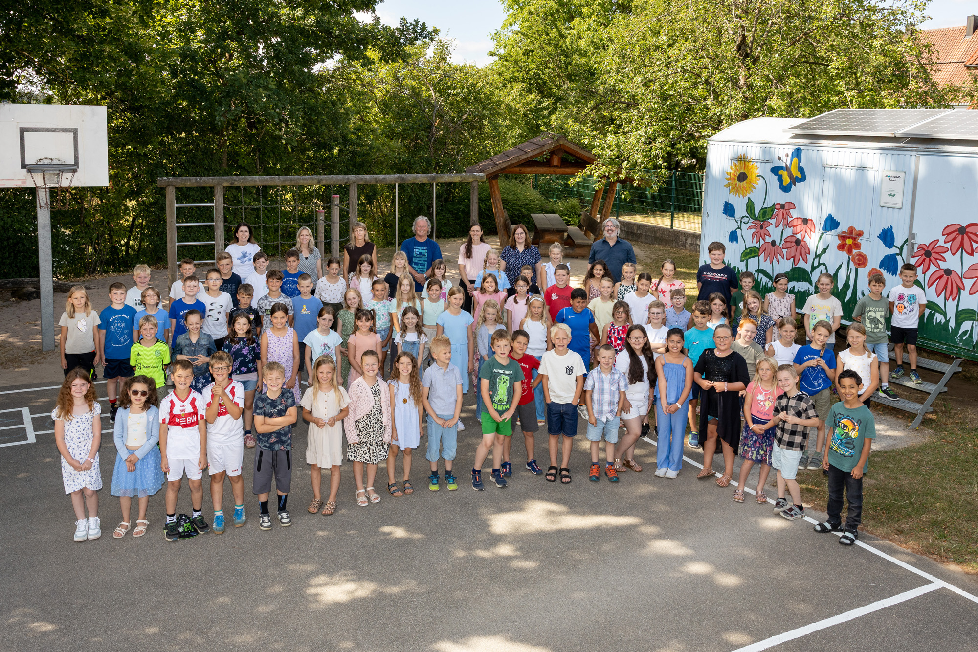 Gesamtschulbild auf dem Schulhof