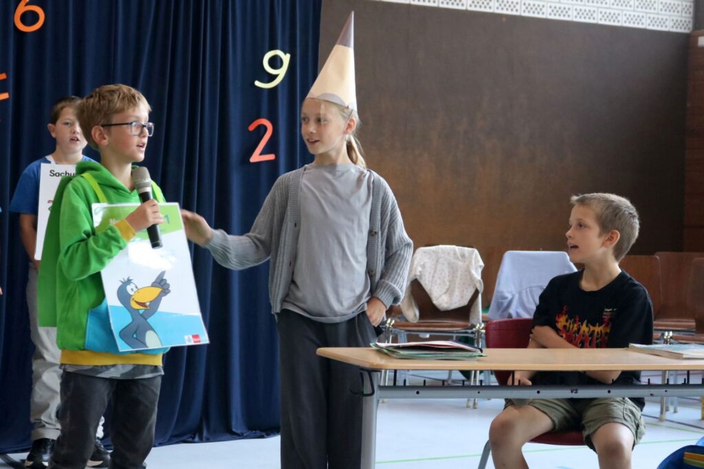 Die Kinder der vierten Klasse beim Schauspiel
